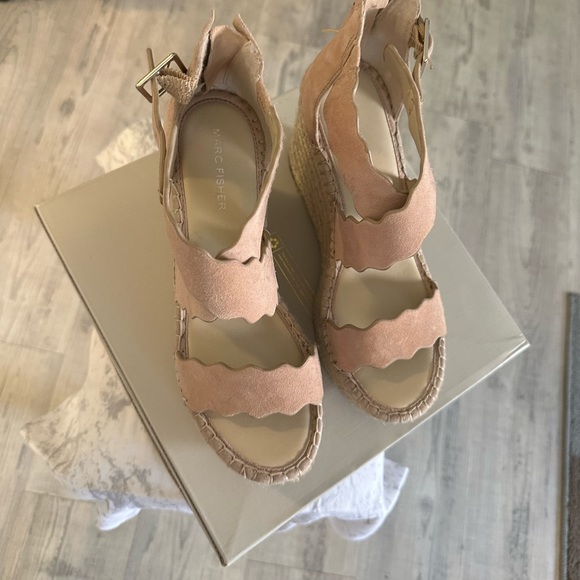Women’s size 8 astrappy wedge sandal $32 - Picture 2 of 2